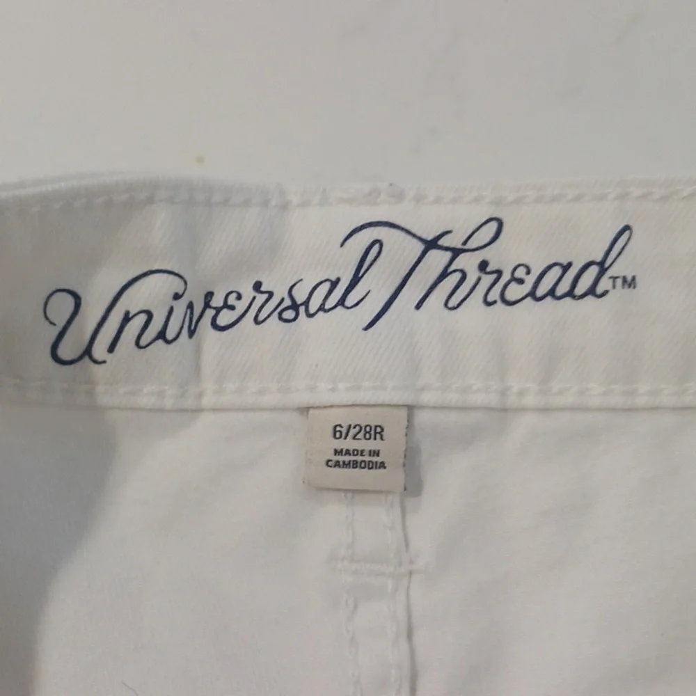 Universal Thread Shorts With Ripped Details - Picture 4 of 4